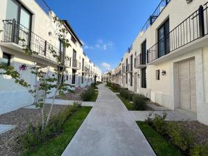 2BR 2B Beautiful close 5 min to centro, pool