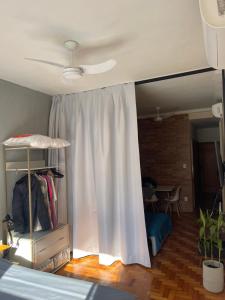 Quadra praia! Loft industrial requintado NOVO para 4 pessoas vizinho COPACABANA PALACE!