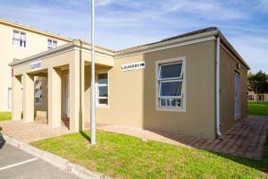 Funky 2bed apartment with multipurpose room!