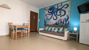 3 min walk to Award Winning Beaches!