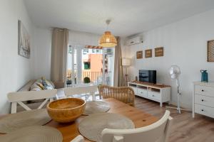 Renovated apartment on beachside with pool