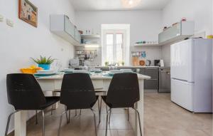 2 Bedroom Lovely Apartment In Mali Iz 