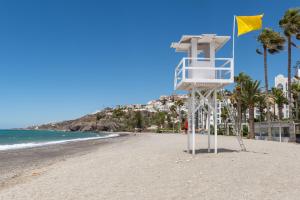 Renovated apartment on beachside with pool
