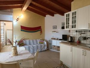 CASETTA CON GIARDINO e PORTICO 