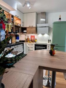 Boho style apartment - 8 mins from Paris Center - Garden and underground parking
