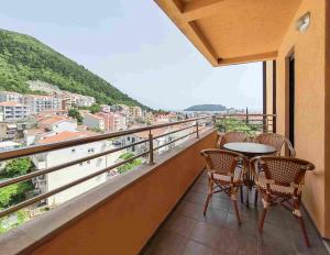 Sunny three-bedroom apartment in Budva