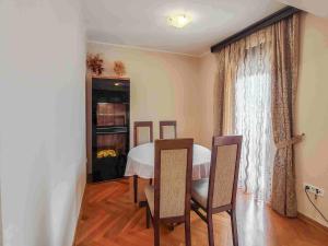 Sunny three-bedroom apartment in Budva