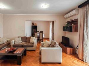 Sunny three-bedroom apartment in Budva