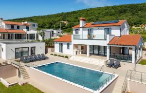 Amazing Home In Trget With Kitchen