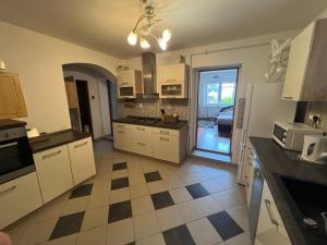 -Self-Check- 4-Room family house with heated tub