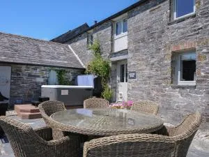 Courtyard Cottage - within the Helland Barton Farm collection - Lanteglos
