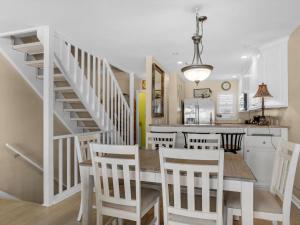 Seamist Townhomes 4 by Newman-Dailey