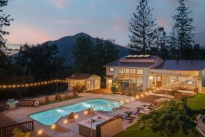 3 Bedrooms with 2 Bonus Rooms and Views! Pool with Spa