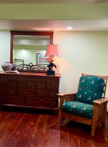 Trail Boss King EnSuite-Prairie Rose B&B - 1200 sq ft Suite