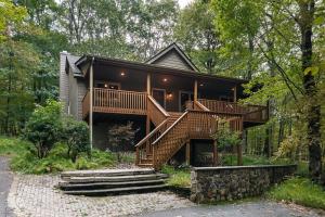 Cozy Wintergreen Retreat Fireplace & Spacious Deck
