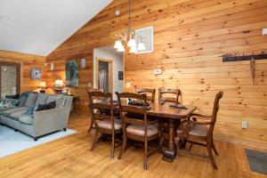 Cozy Wintergreen Retreat Fireplace & Spacious Deck
