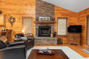 Cozy Wintergreen Retreat Fireplace & Spacious Deck