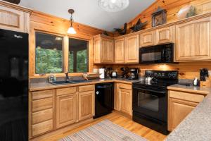 Cozy Wintergreen Retreat Fireplace & Spacious Deck