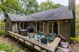 Cozy Wintergreen Retreat Fireplace & Spacious Deck