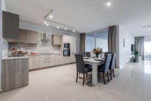 Beachfront 9ten11 Maisonette w Terrace by Homely