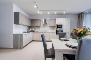 Beachfront 9ten11 Maisonette w Terrace by Homely