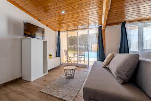 Wake up with the Sea Breeze- House with pool AP1