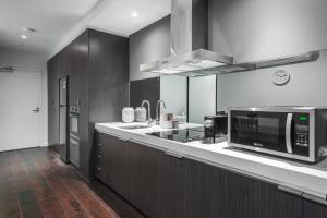 City Dream 2br1ba Apt Melbournepoolgym