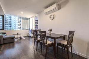 City Dream 2br1ba Apt Melbournepoolgym