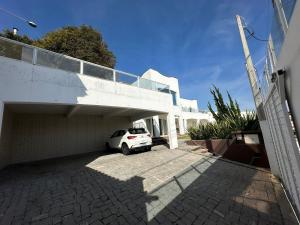 Mansão Casa Blanca em São Roque c 5 vagas garagem