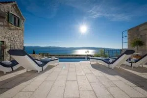 Renovated Beachfront Villa With Stunning Viewss - Ясенице