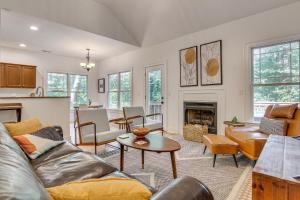 Black Mountain Hideaway w/ Hot Tub & Pool Table!