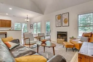 Black Mountain Hideaway with Hot Tub and Pool Table! - Swannanoa