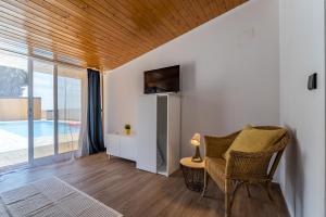 Wake up with the Sea Breeze- House with pool AP2