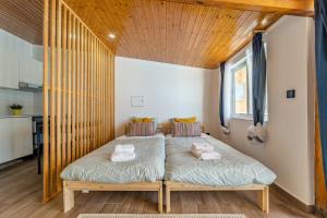 Wake up with the Sea Breeze- House with pool AP2