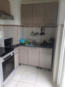 Elegant F1 proche tramway et plage