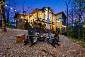 Secluded Creekside Cabin w/ Hot Tub & Fire Pit!