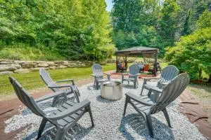 Porch and Fire Pit Shawnee on Delaware Home! - Marshalls Creek
