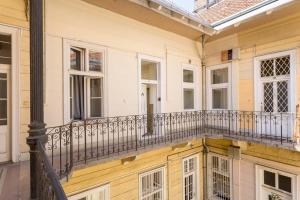 New Central and Convenient Flat