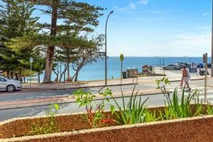 10 Cottesloe - Steps From Beach - Sleeps 3-wifi - Rottnest Island