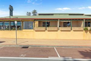 10 Cottesloe - Steps From Beach - Sleeps 3-wifi