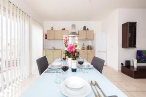 The Pinnacle Fl2 city escape by Homely