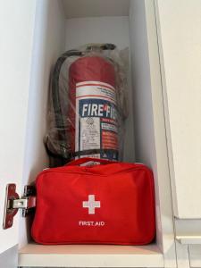 Quiet Studio 5 Mins from Airport with Fast Wifi, Netflix, Gym, Pool