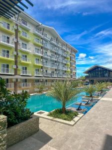 Quiet Studio 5 Mins from Airport with Fast Wifi, Netflix, Gym, Pool