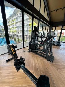 Quiet Studio 5 Mins from Airport with Fast Wifi, Netflix, Gym, Pool