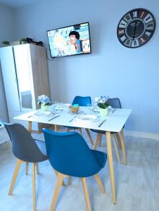 Appartements Grands Studios Maillochon acces Gare de Poitiers et Centre ville a Pieds : photos des chambres