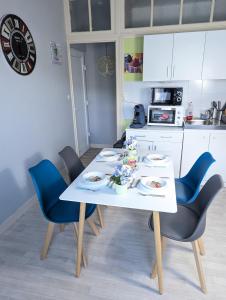 Appartements Grands Studios Maillochon acces Gare de Poitiers et Centre ville a Pieds : photos des chambres