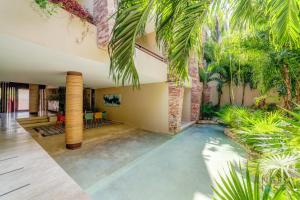 Sunlit Studio 4 Blks from 5th Ave with Pools & Gym