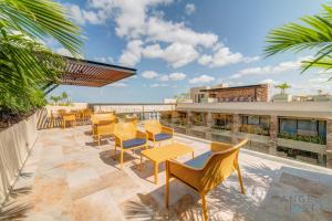 Sunlit Studio 4 Blks from 5th Ave with Pools & Gym