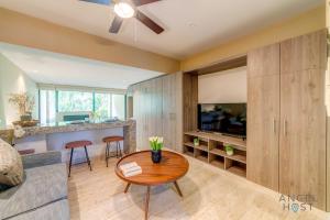 Sunlit Studio 4 Blks from 5th Ave with Pools & Gym