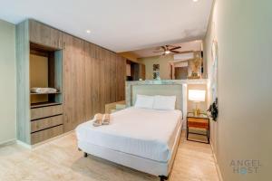 Sunlit Studio 4 Blks from 5th Ave with Pools & Gym